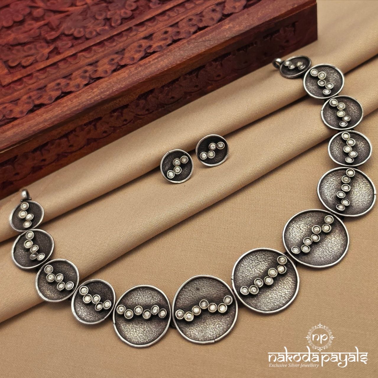 Circular White Neckpiece With Earrings (N11731)