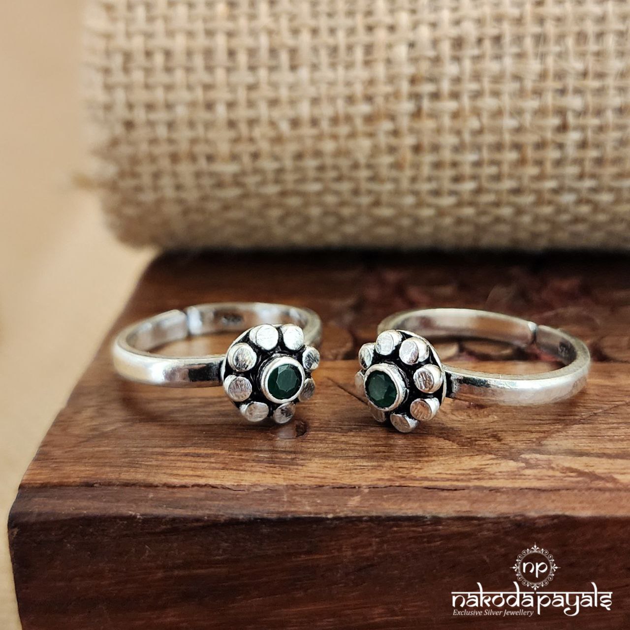 Stamped Flower Green Toerings (T4174)