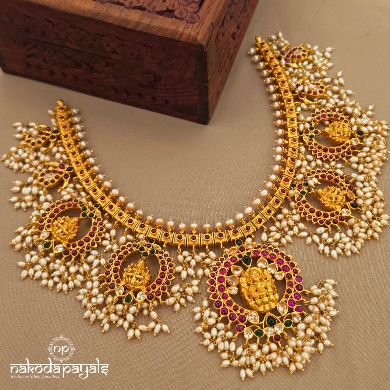 Exclusive Pearly Neckpiece (Gn10755)