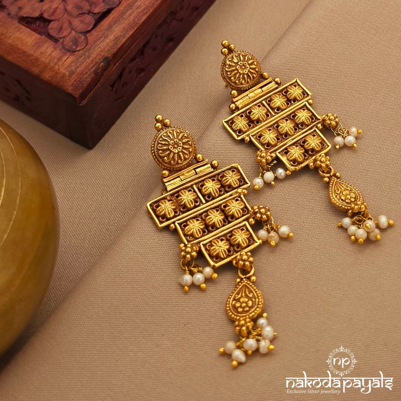 Cutsy Pearly Chandbali (Ge10578)