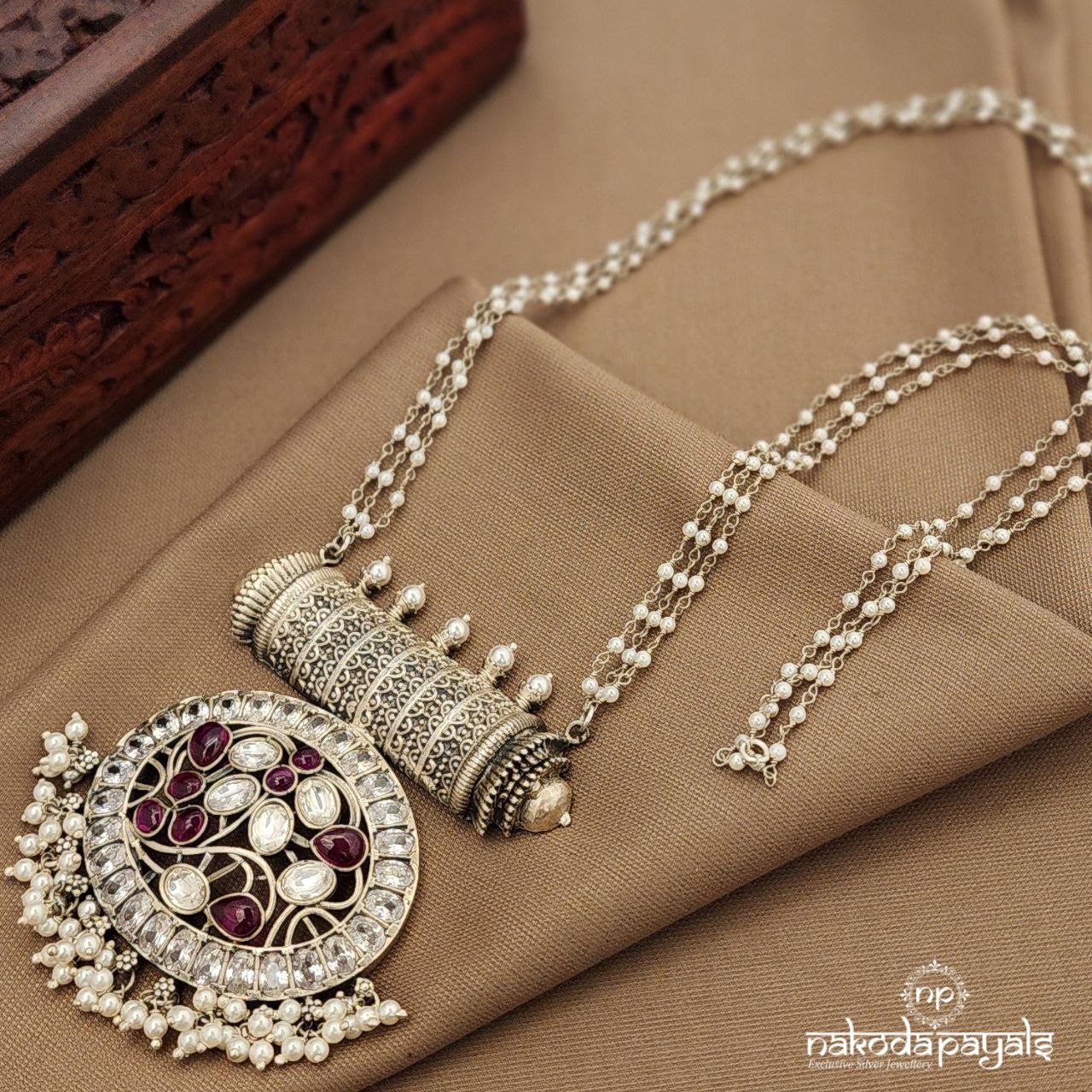 Traditional Pearled Neckpiece (N11598)