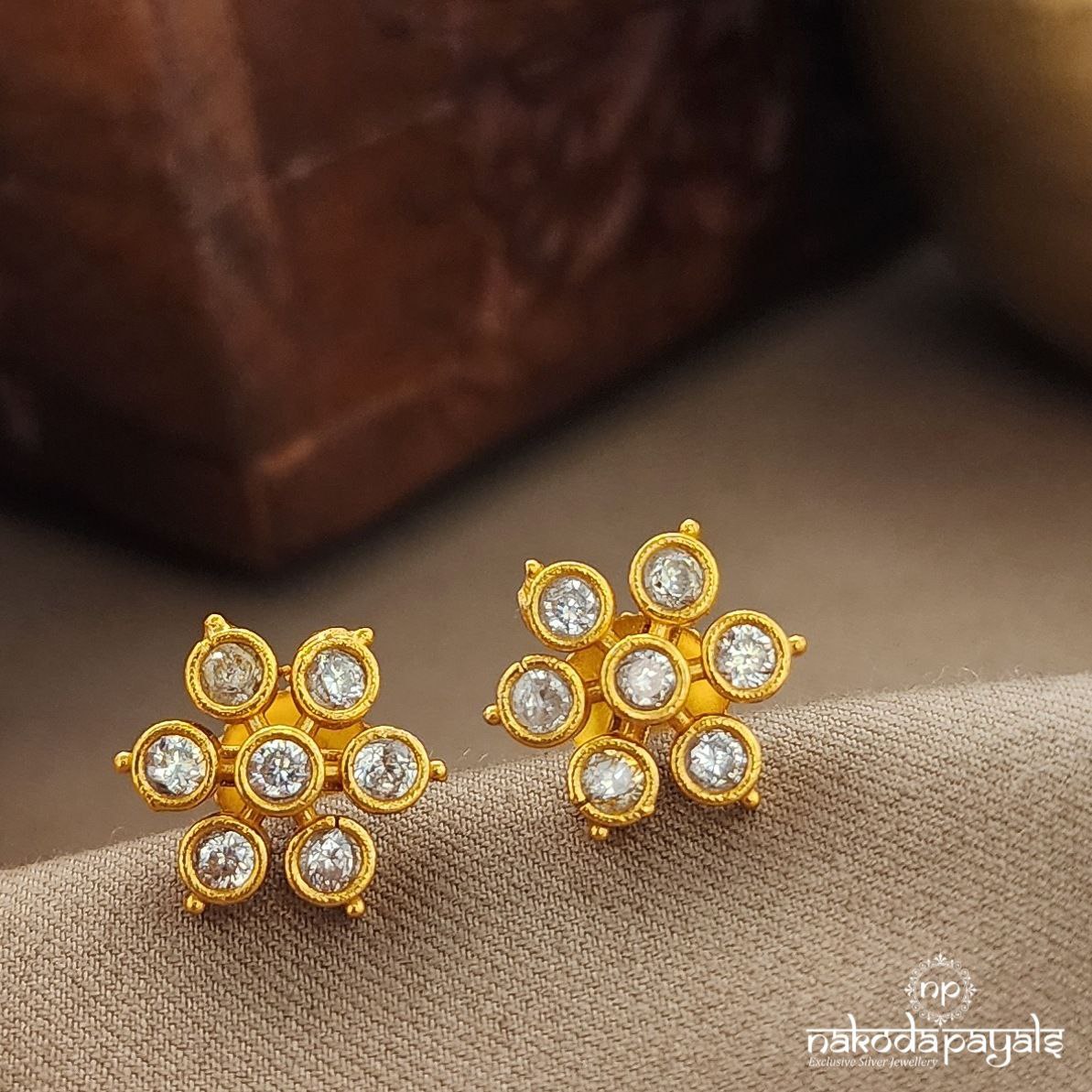 White Mini Studs (Ge9953)