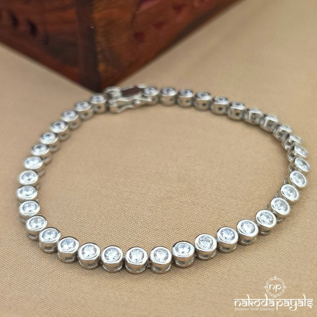 White Gorgeous Bracelet (Br1712)