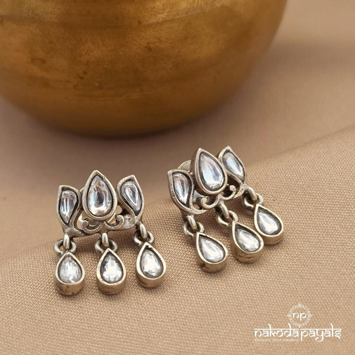 White Lotus Drop Studs (S4259)