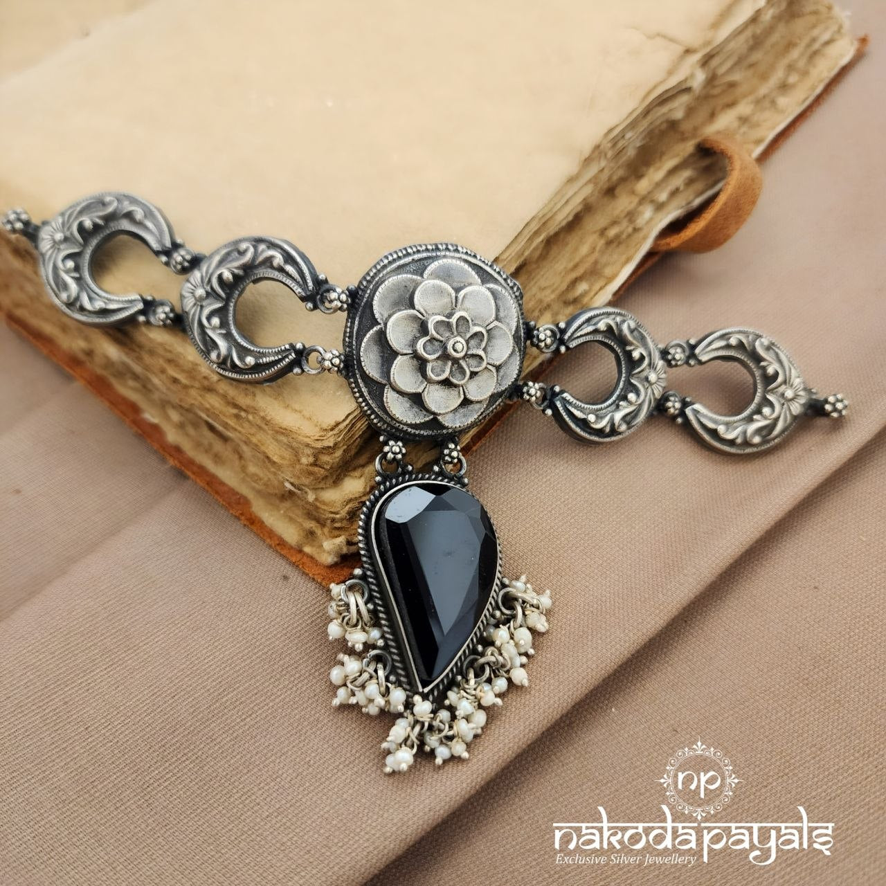 Half Moon Choker (N11649)