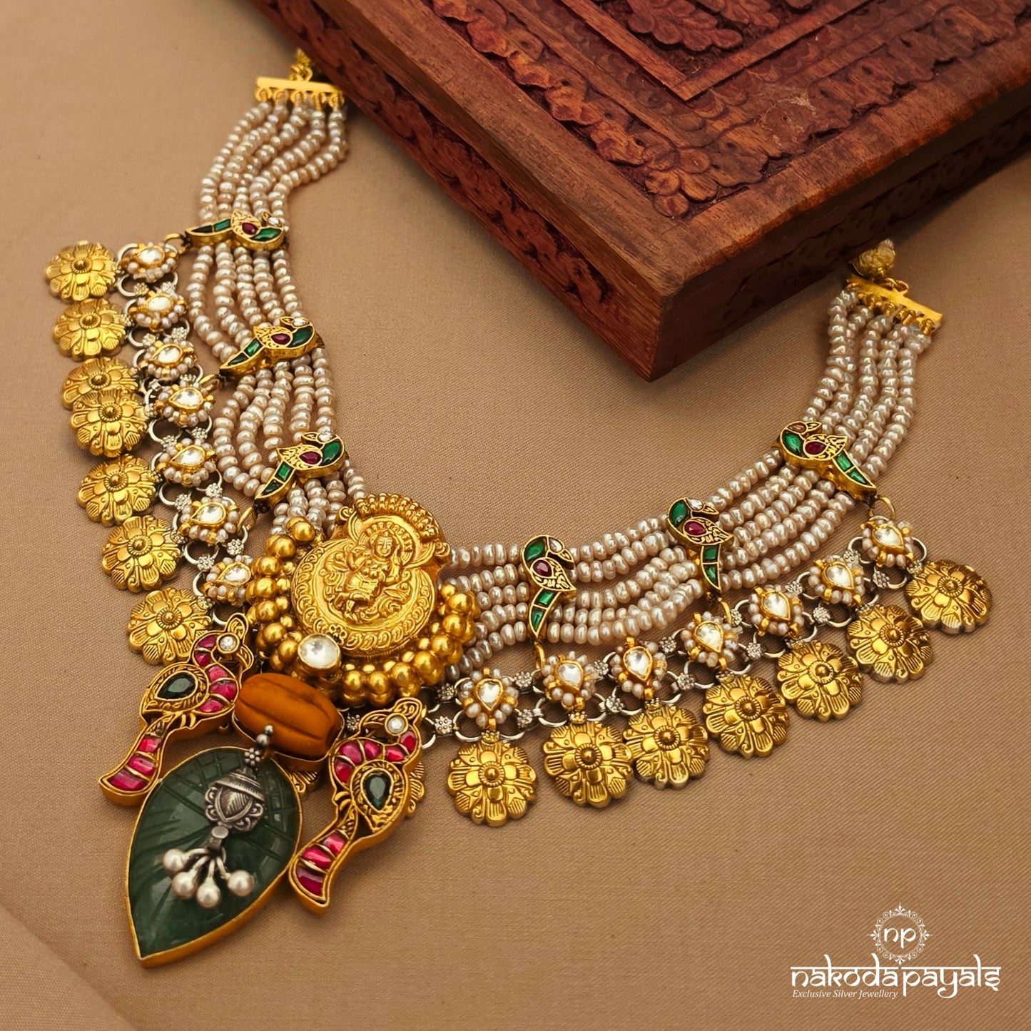 Eye-Catching Kundan Dual Tone Neckpiece (N11913)