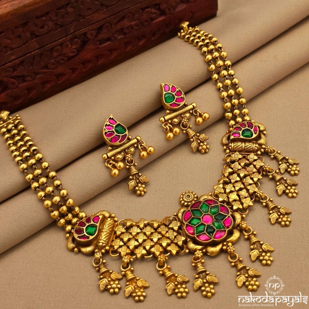 Floral Kundan Neckpiece With Earrings (Gn10358)