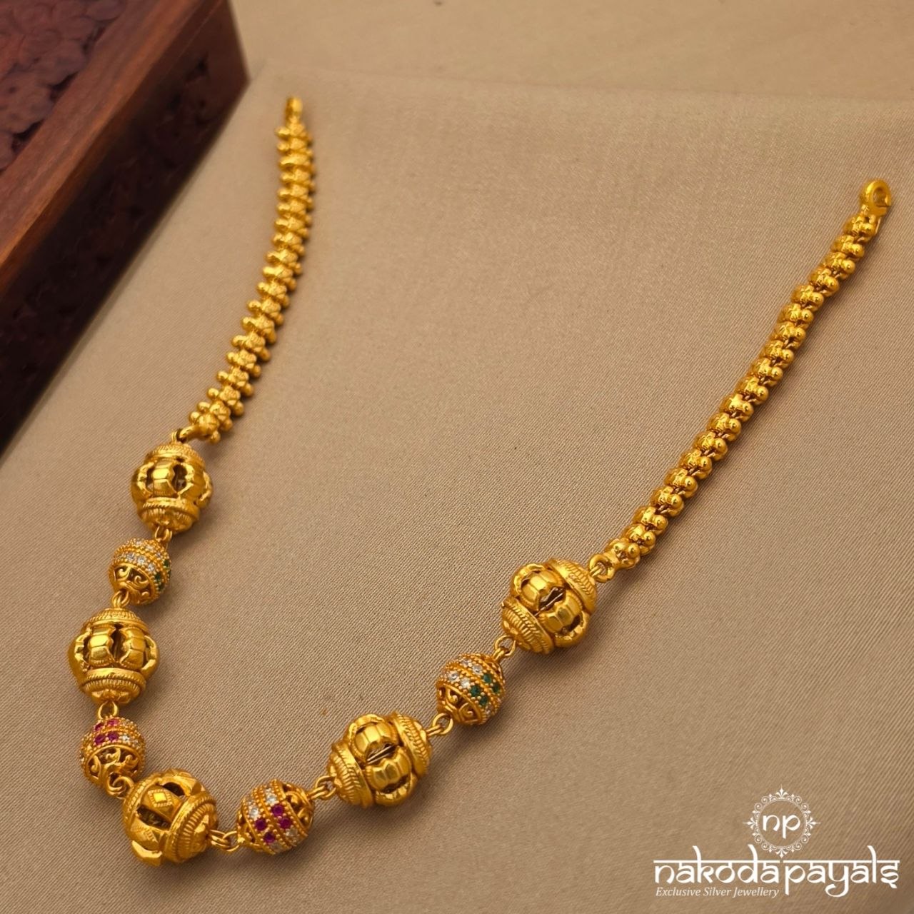 Exemplary Traditional Neckpiece (Gn10389)