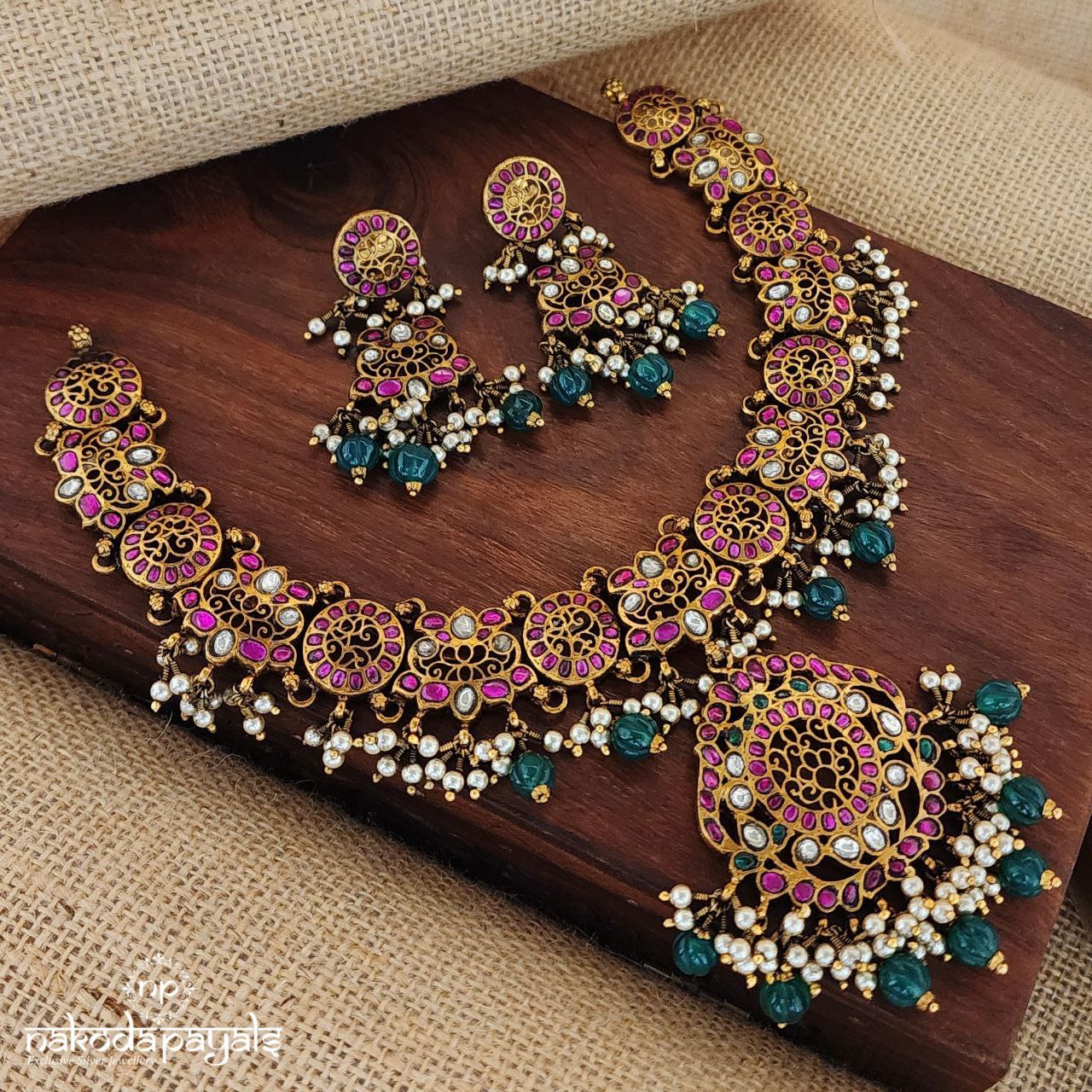 Graceful Kundan Neckpiece with Earrings (Gn8387)