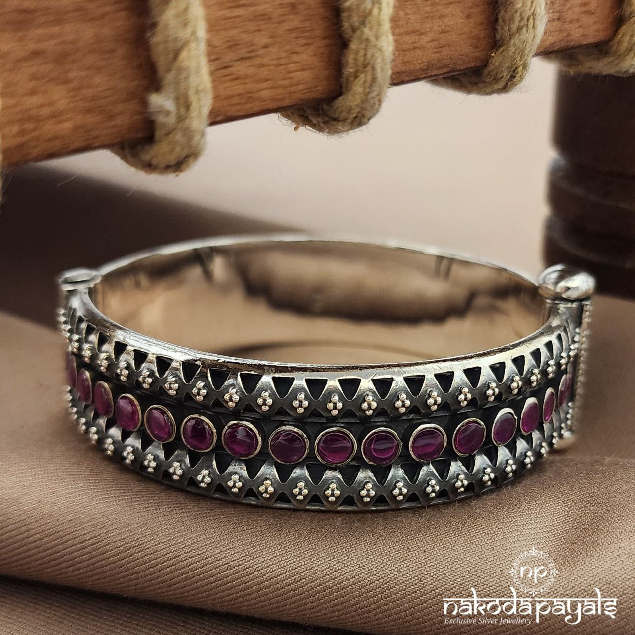 Kemp Oxidised Screw Kada (K6194)