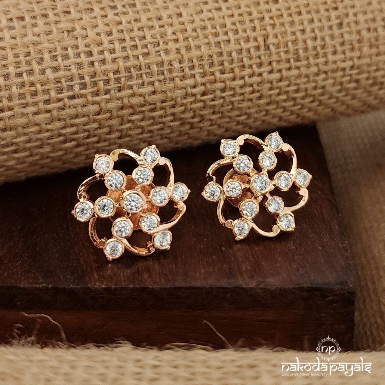 Gorgeous Floral Frost Studs (Ge9489)