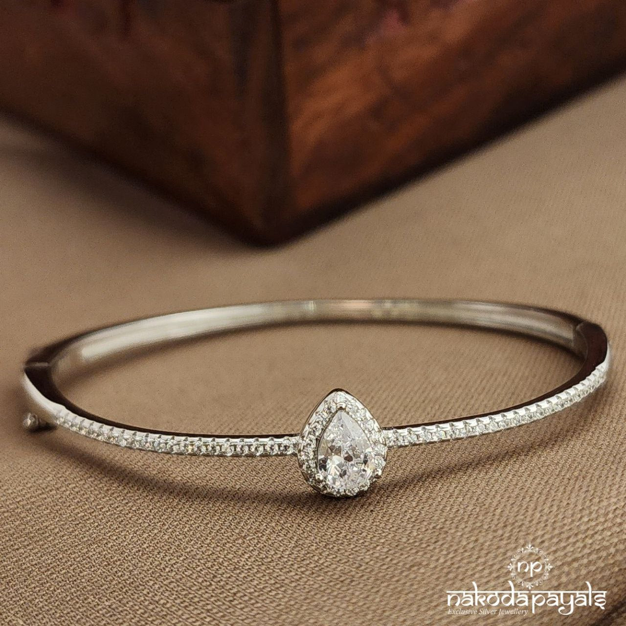 Drop White Kada (St3796)