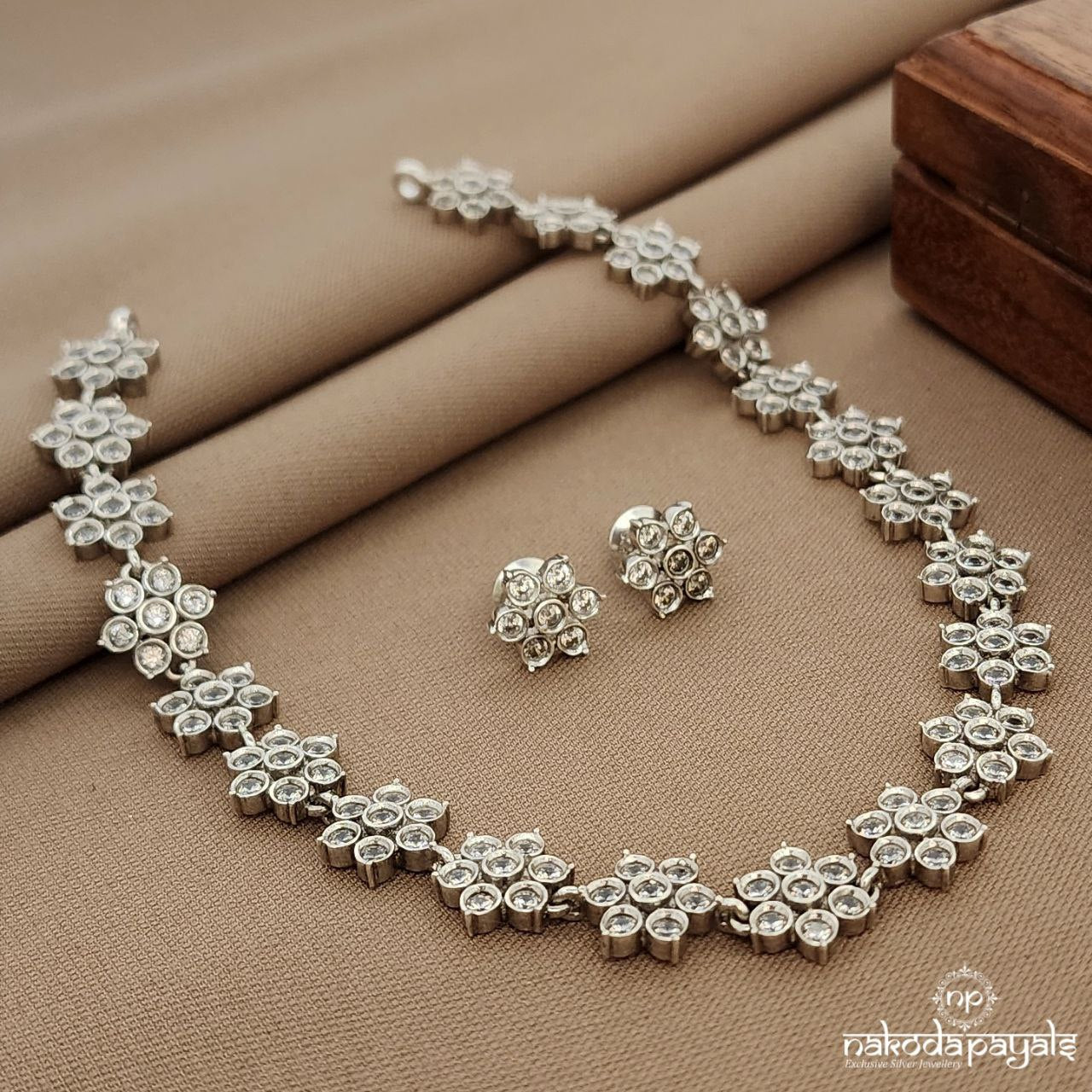 White Floral Neckpiece With Earrings (N11375)