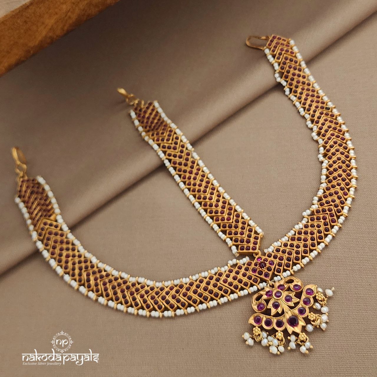 Red Pearled Drops Matha Patti (Gm1084)