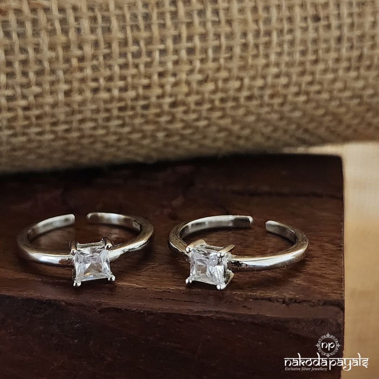 White Squarish Toerings (T4426)