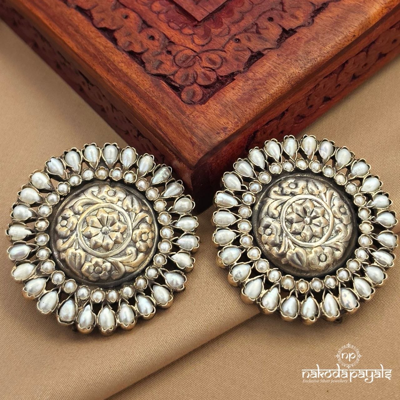 Exquisite Circular Pearly Stud (C3989)