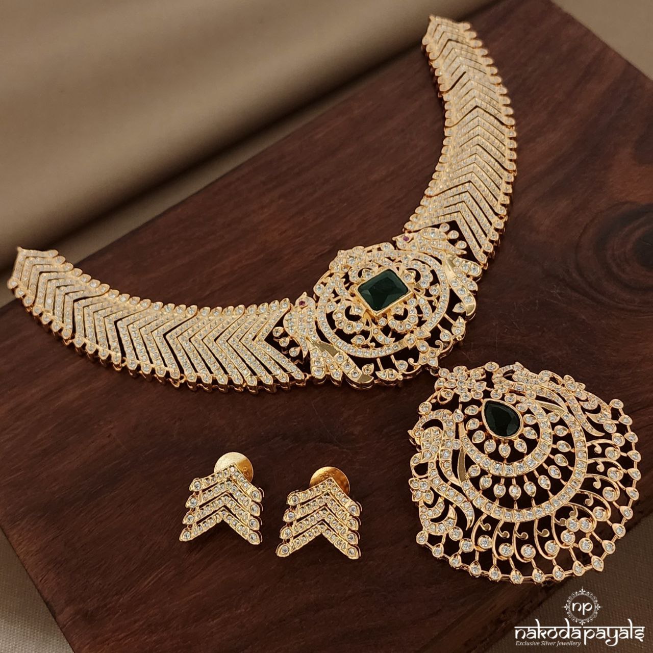 Elegant Sparkling Neckpiece With Earrings (Gn9781)
