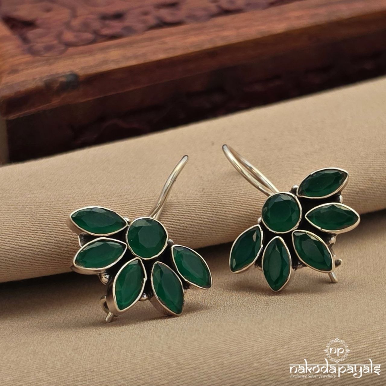 Endearing Greenish Hanging (H1680)