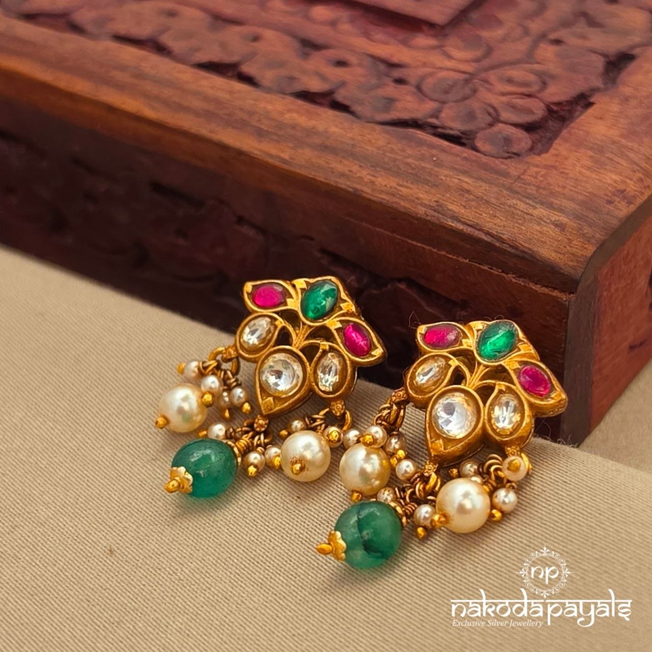 Kundan Endearing Studs (Ge10750)