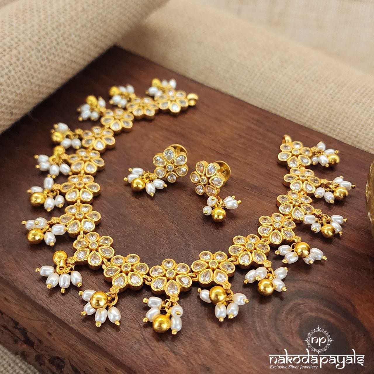 Gleaming White Neckpiece With Earrings (Gn8360)