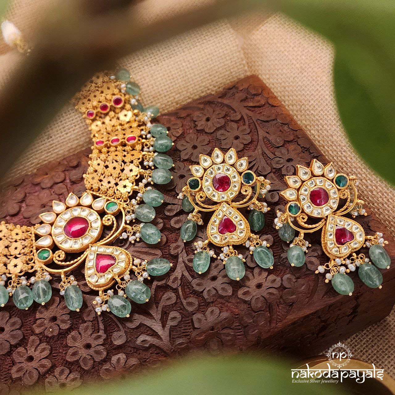Green Drop Kundan Neckpiece With Earrings (Gn8067)