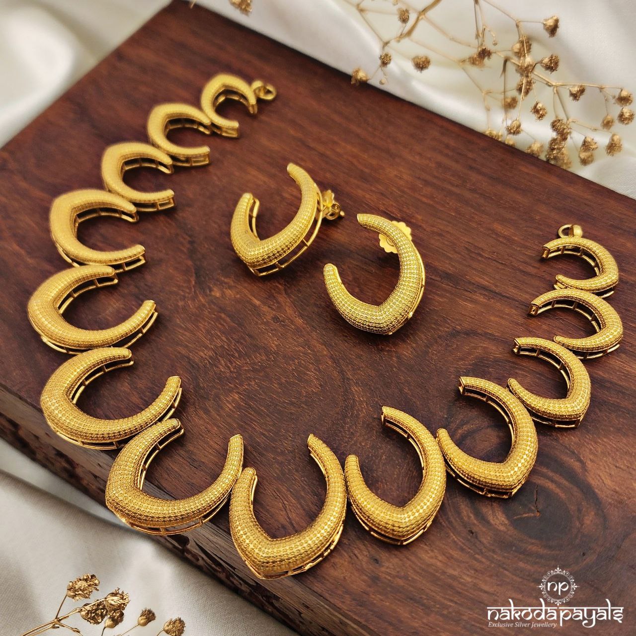 Vanki Style Neckpiece With Earrings (Gn8639)
