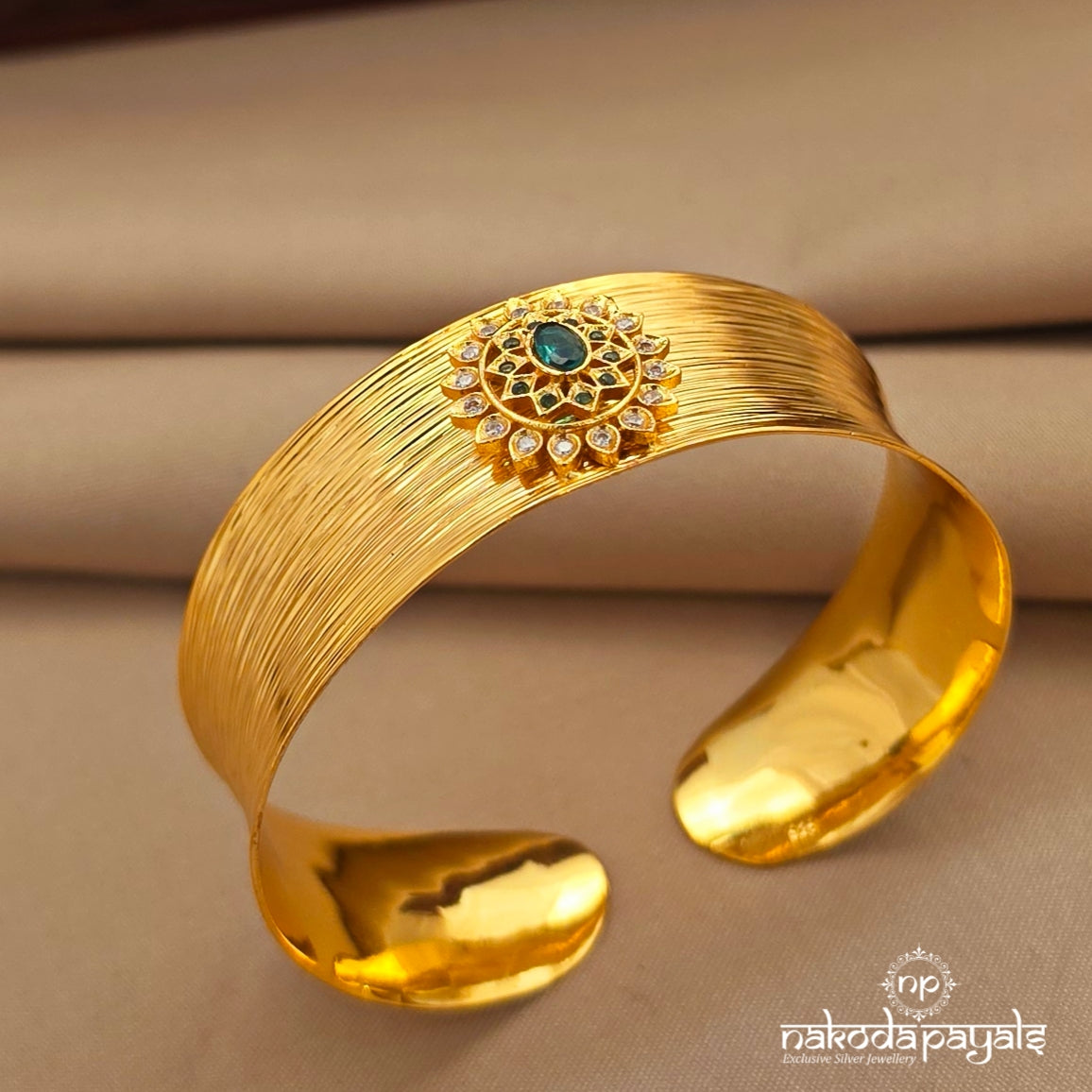 Green Embracing Cuff Kada (Gk3337)