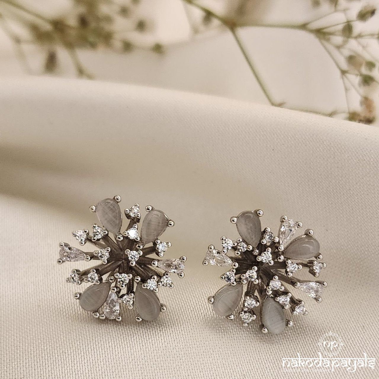 Gorgeous White Flower Earrings (St2871)