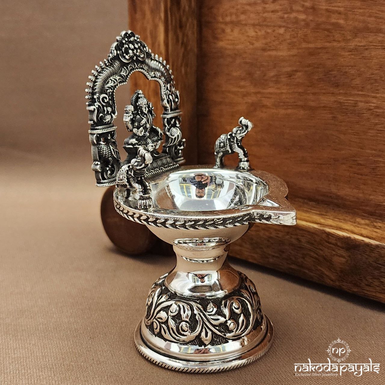 Blessing Lakshmi Kamakshi Deepam (Aa2533a)