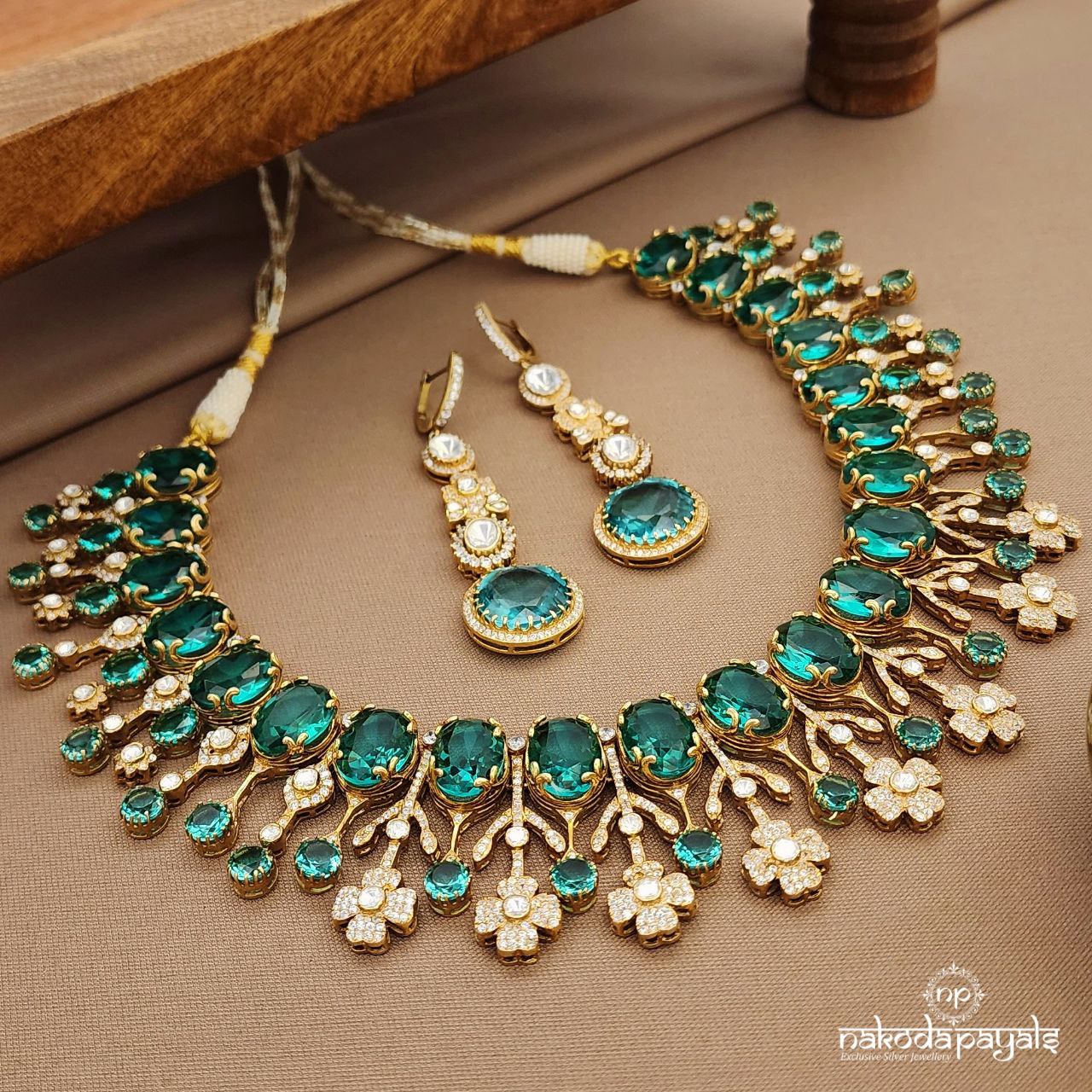 Glorious Emerald Neckpiece With Earrings (Gn9570)