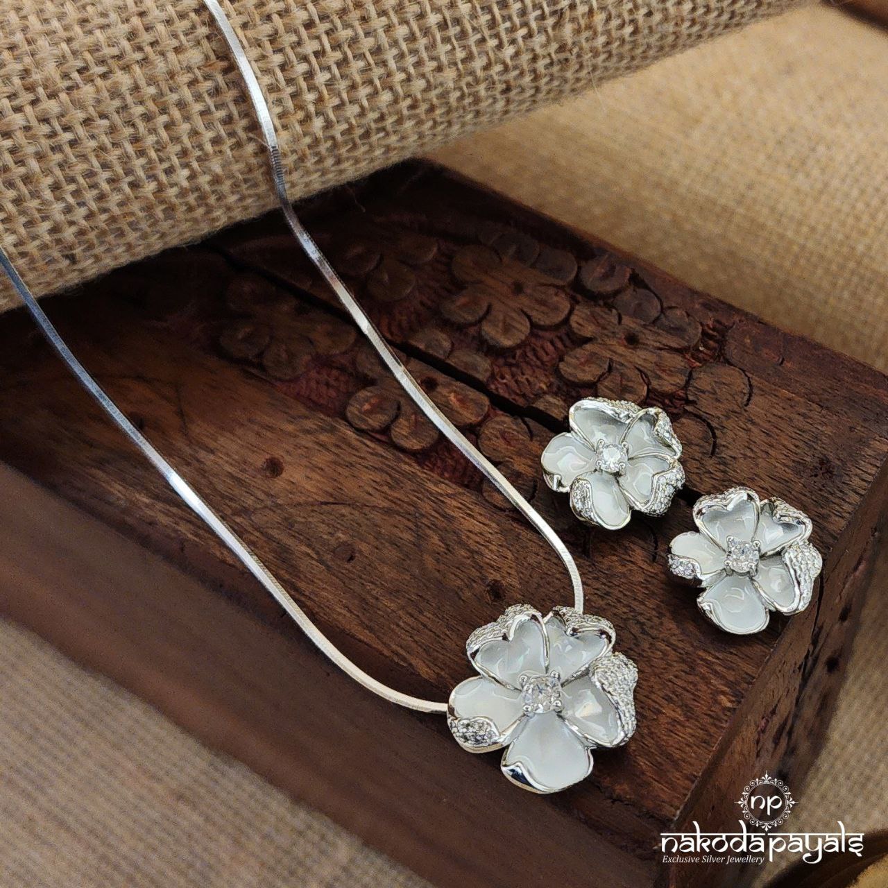Flower MOP Neckpiece with Earrings (St3110)