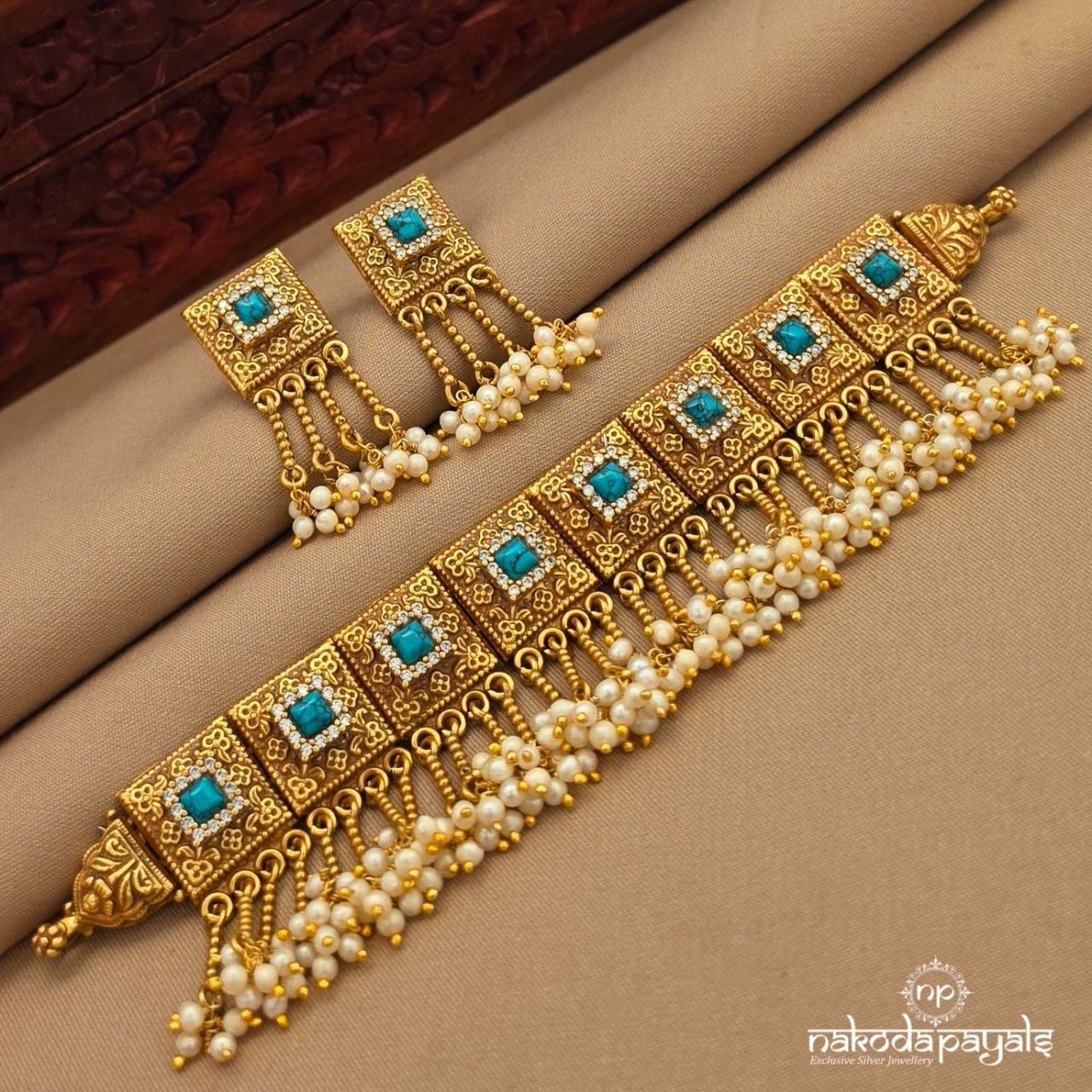 Turquoise Choker With Earrings (Gn10359)
