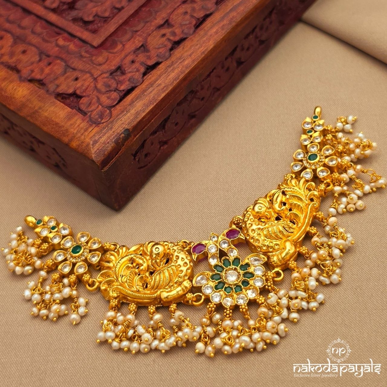 Peacock Pearly Choker (Gn10255)