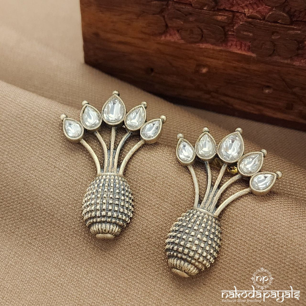 White Kundan Studs (S3773)