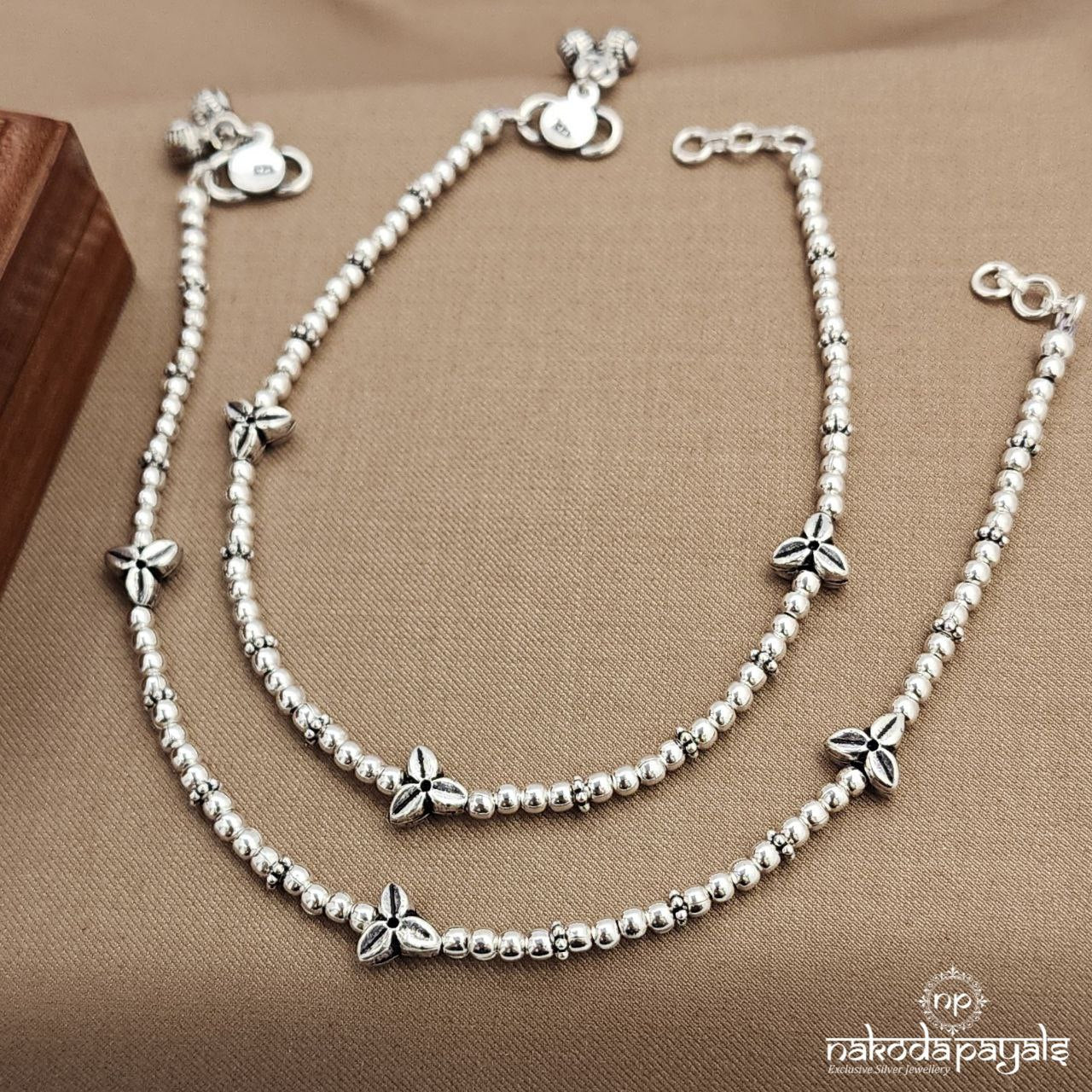 Graceful Leafy Anklets (A6542)