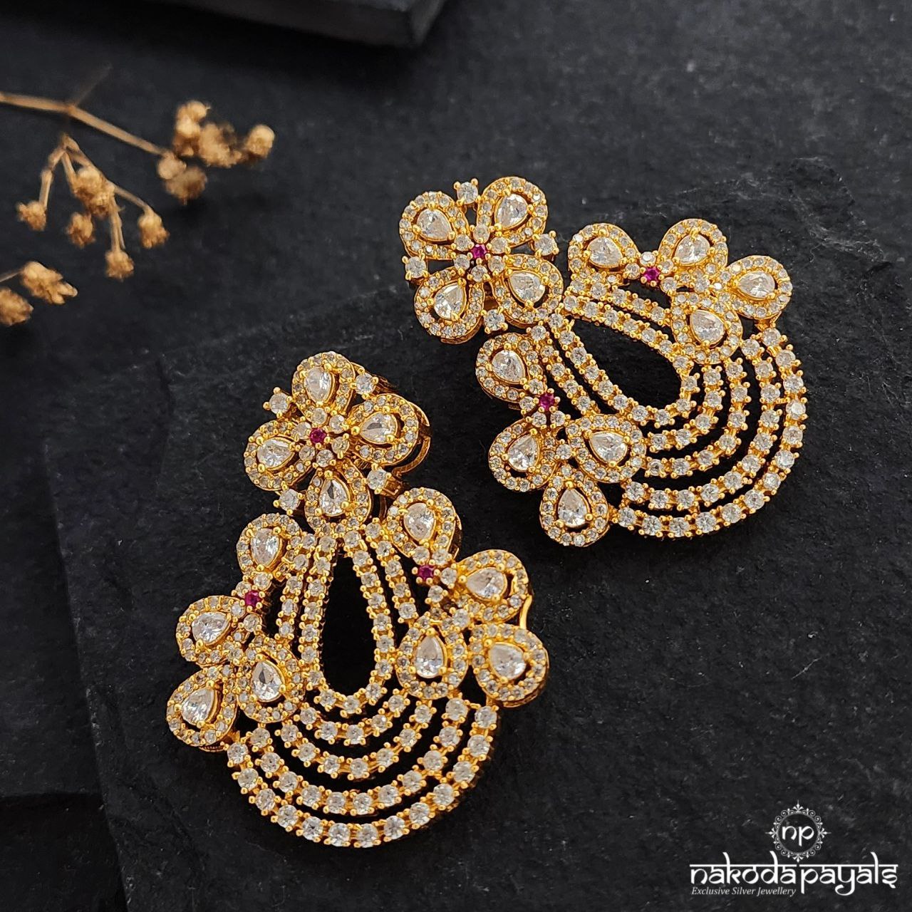Glittering White Earrings (Gn8827)