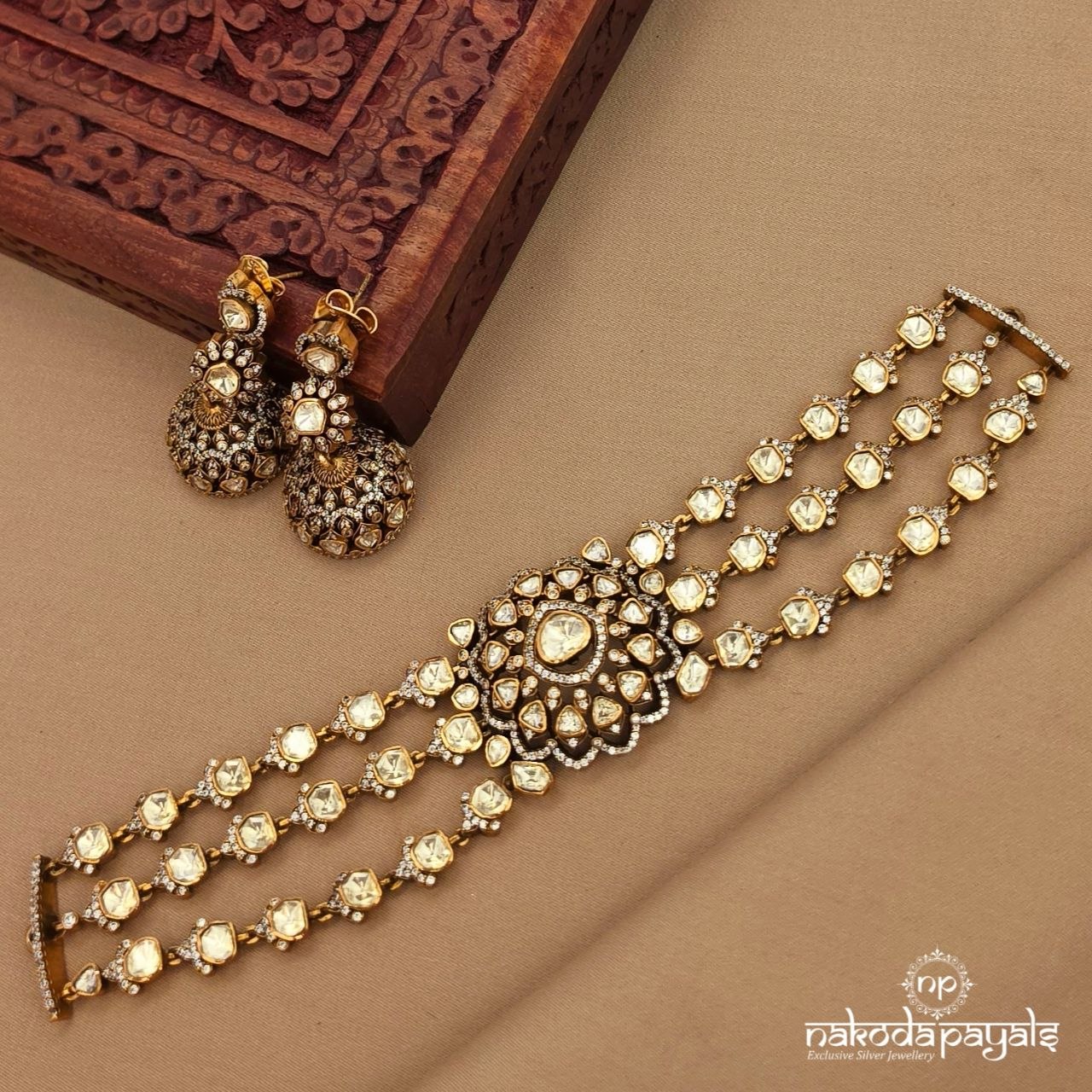 White Shinney Choker With Earrings (Gn10083)