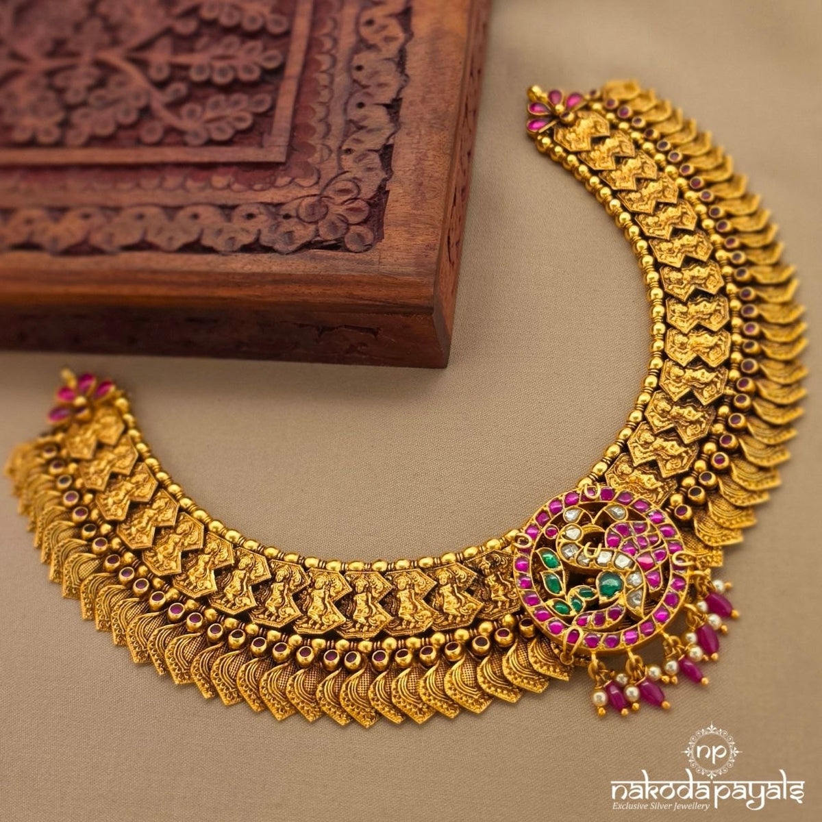 Exemplary Pearly Peacock Neckpiece (Gn10649)