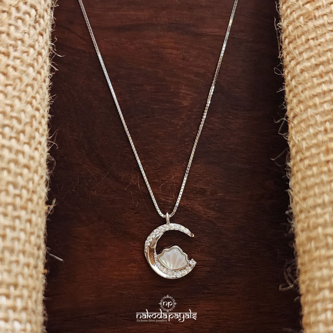 MOP Half Moon Chain With Pendant (St3879)