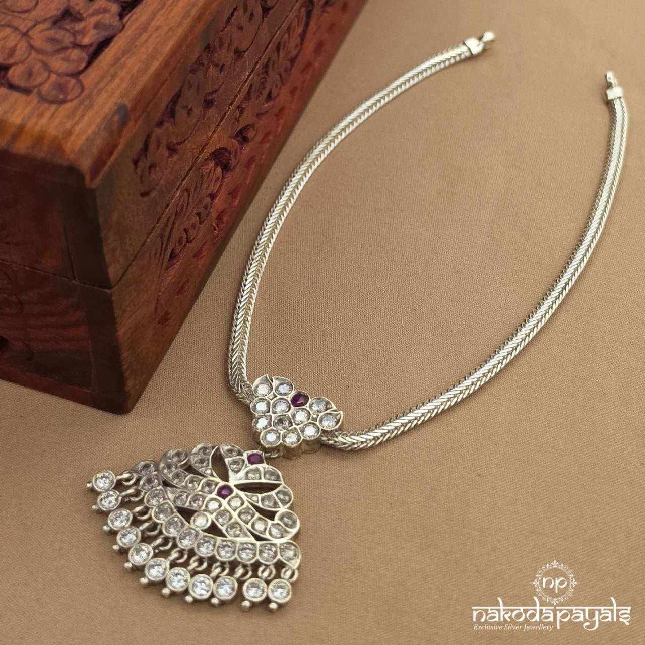 Exquisite White Floral Neckpiece (N12080)