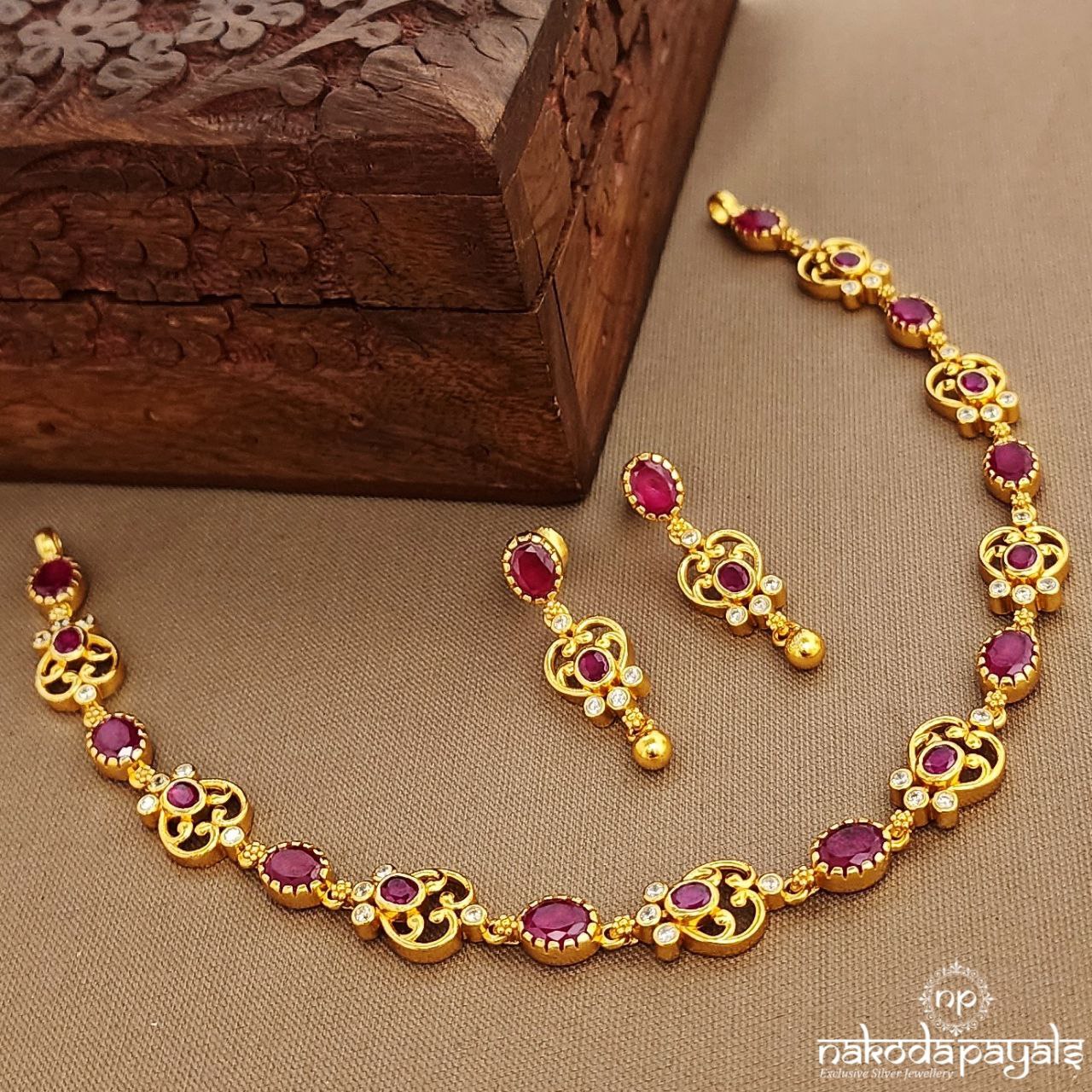 Ruby Oval Neckpiece With Earrings (Gn9648)