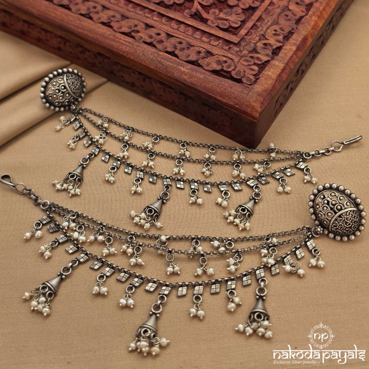 Oval Stud With Maati (M0470)