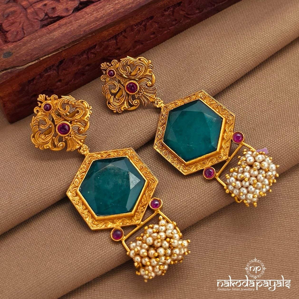 Emerald Green Pearled Earrings (Ge10462)