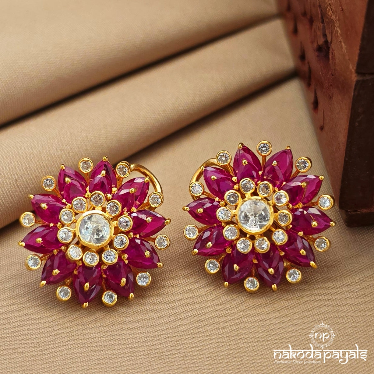 Reddish Adorable Studs (Ge10936)