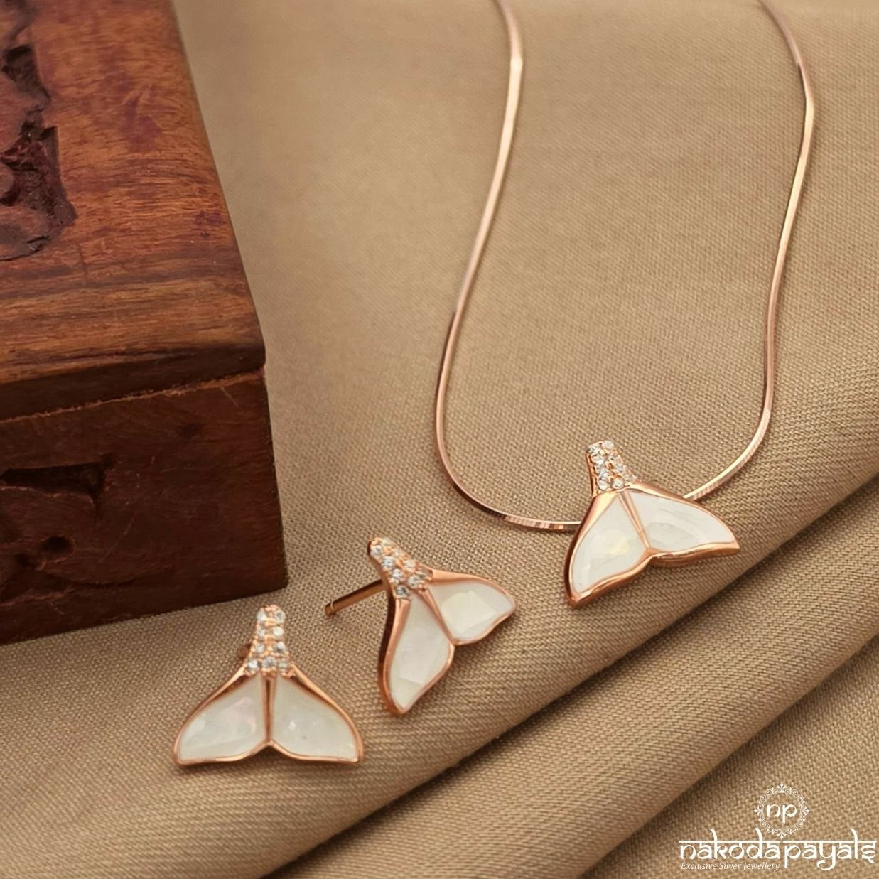 White Mope Birdy Pendant Set (St3990)