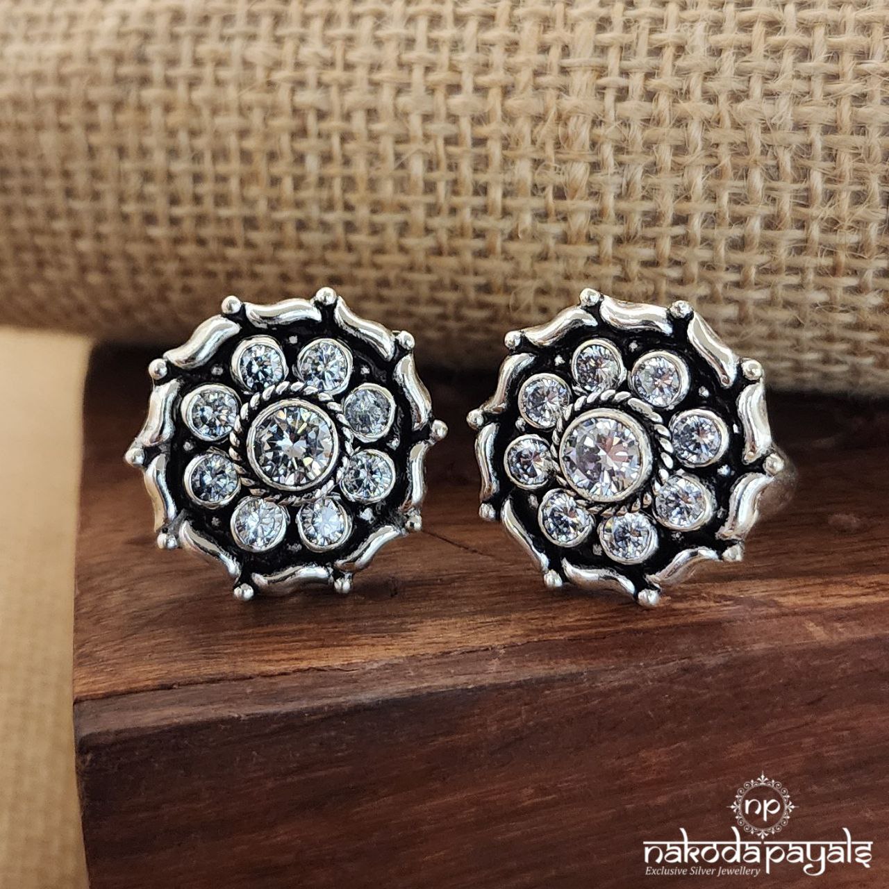 White Flower Cutstone Toerings (T4194)