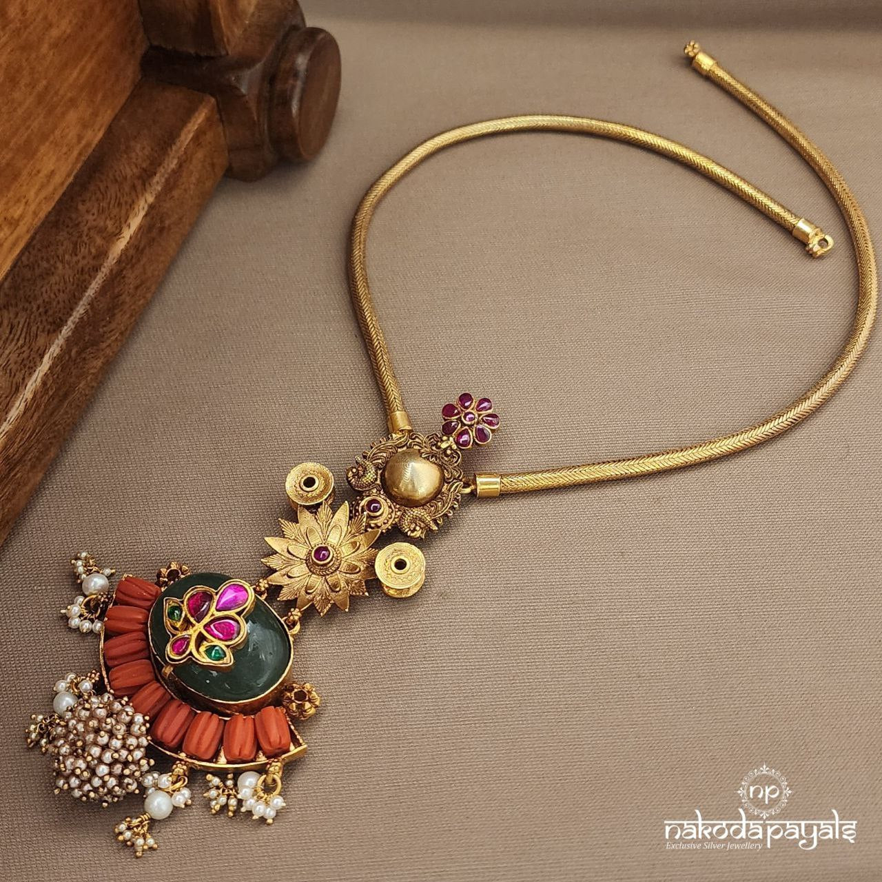 Traditional Coral Pearled Neckpiece (Gn9489)