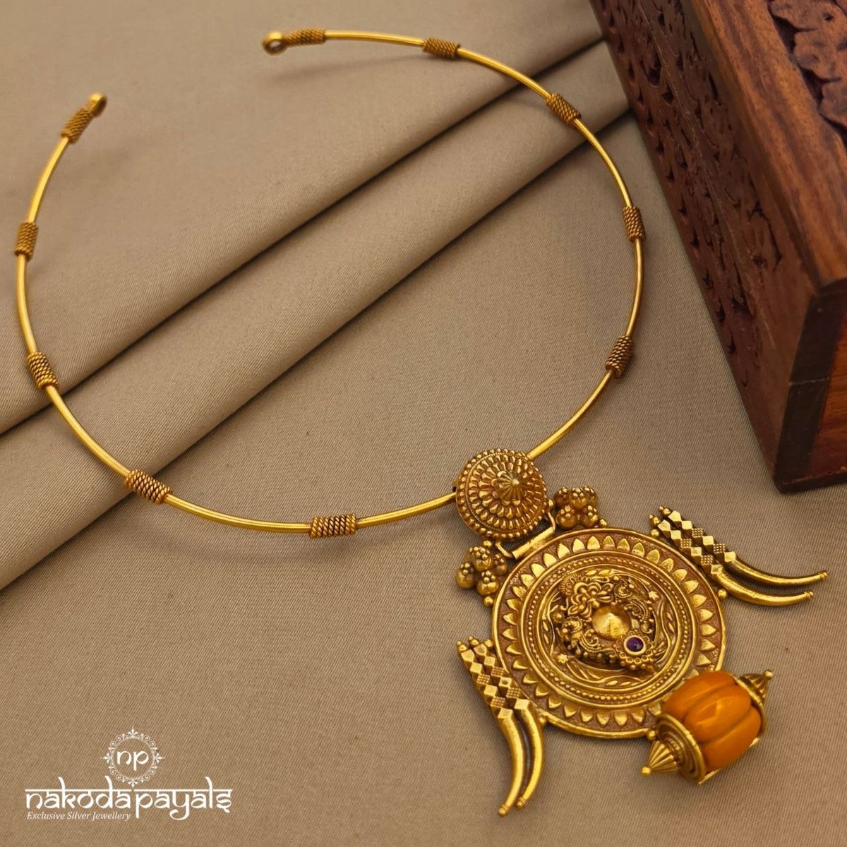 Traditional Circular Coral Hasli (Gn10943)