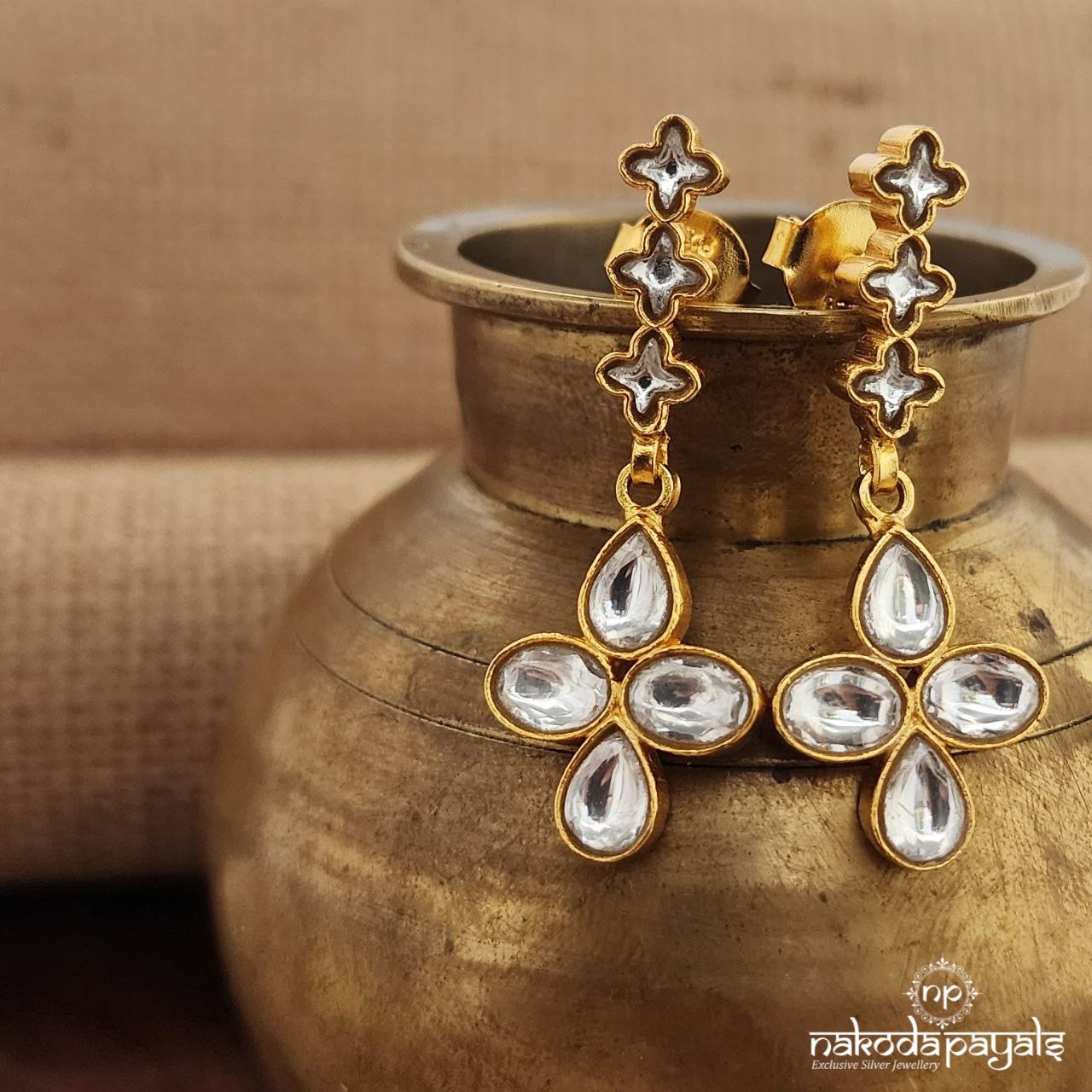 Floral White Kundan Earrings (Ge9072)