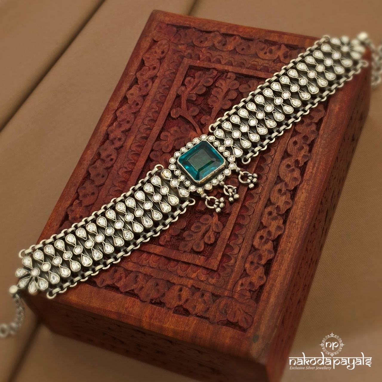 Squarish Emerald Green Choker (N11631)